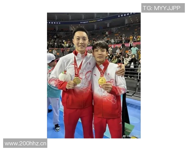 媒体人分享广东全运男篮探班照片赵睿身穿北京T恤与胡明轩崔永熙同框合影