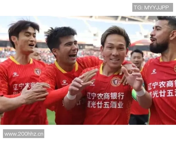 铁人队长邦本宜裕与妻子共庆中甲奖牌荣誉感恩贤内助的支持与陪伴 铁人队长邦本宜裕与妻子共庆中甲奖牌荣誉感恩贤内助的支持与陪伴