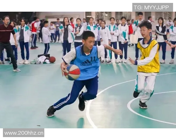 中学生篮球班赛惊现绝杀三分球精彩瞬间引发热议