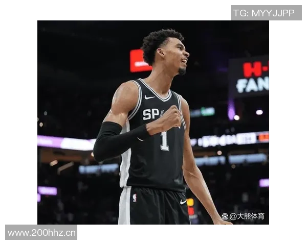 爱德华兹巧妙突破包夹精准传球助攻戈贝尔精彩扣篮得分