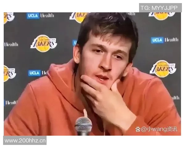 开拓者主场迎战湖人球员赛前时尚穿搭引关注小杨夹克搭配粉色小书包